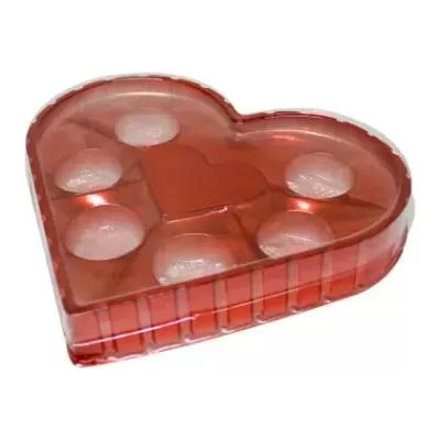 Embalagem plástica vermelha em forma de coração com compartimentos circulares e coração no centro