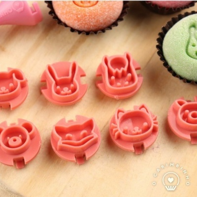 Carimbos de animais em plástico rosa para bolos