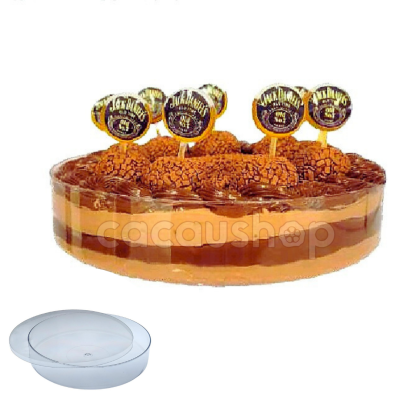 Bolo em camadas com decoração de brigadeiros e pirulitos rótulo Jack Daniels em base de plástico transparente.