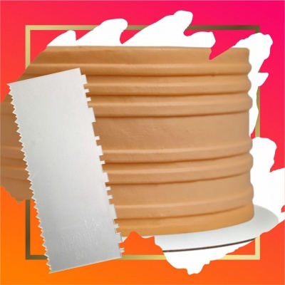 Bolo castanho decorado em relevo com espátula branca em fundo colorido