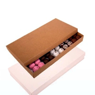 Caixa retangular com bombons variados