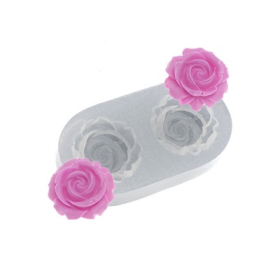 Forma de silicone cinzenta com moldes de rosas e duas rosas cor-de-rosa