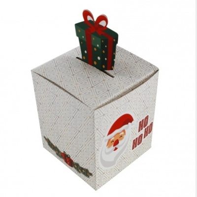 Caixa branca decorada com imagem do Pai Natal e texto HO HO HO, com presente verde por cima