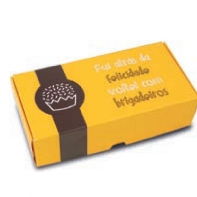 Caixa amarela com texto e imagem de brigadeiro