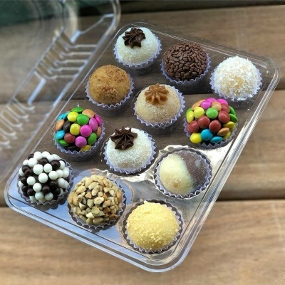Caixa transparente com 12 brigadeiros variados decorados