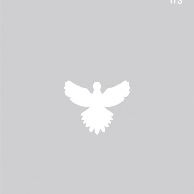 Stencil cinzento com imagem branca de uma pomba e texto LELA, número 05