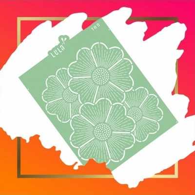 Stencil verde com desenho de quatro flores brancas sobre fundo laranja e vermelho com moldura dourada