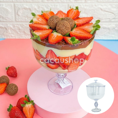 Taça de vidro com sobremesa de morango e brigadeiro em layers