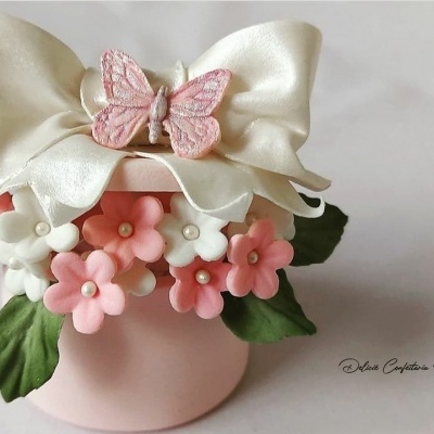 Vaso com flores artificiais, laço branco e borboleta rosa