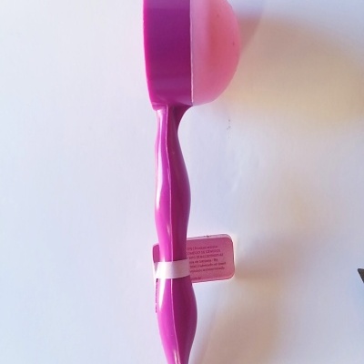 Colher medidora plástica cor de rosa com cabo longo e curvado