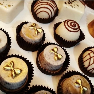 Trufas de chocolate decoradas em forminhas pretas