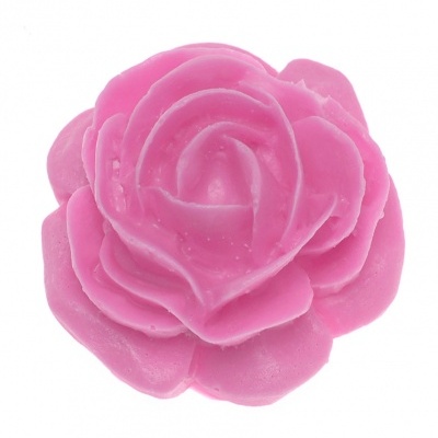 Vela decorativa rosa em forma de rosa sobre fundo branco