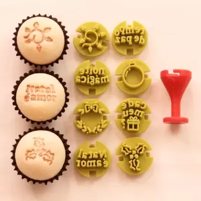 Cupcakes com carimbos e ferramenta para decoração
