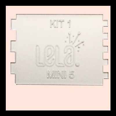 Peça branca retangular com texto KIT 1 Lela MINI 5 em relevo