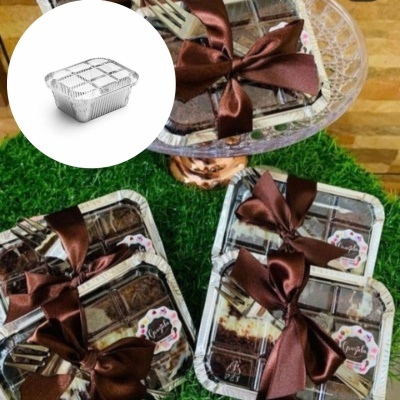 Caixas de alumínio com bolos decorados com fitas castanhas e garfos