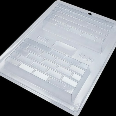 Molde plástico transparente com formato de tijolos e textos BWB e 9890