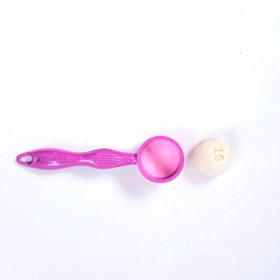Colher doseadora rosa e bola de ténis de mesa branca com número 16