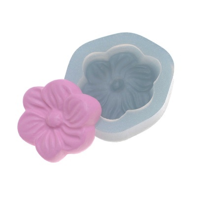 Molde de silicone azul em forma de flor com peça rosa moldada