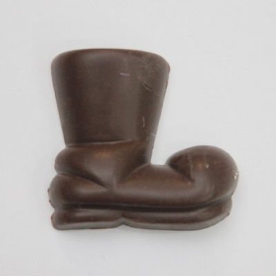 Bota de chocolate marrom com textura lisa e detalhes moldados