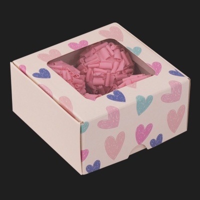 Caixa rosa decorada com corações coloridos e papel de recheio rosa visível