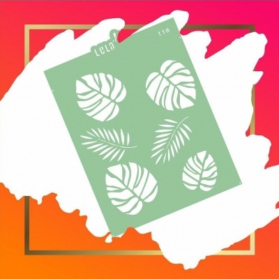 Folha verde com recortes de folhas brancas sobre fundo vermelho e laranja