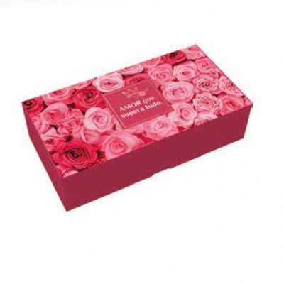Caixa decorativa com padrão de rosas e texto AMOR que supera tudo