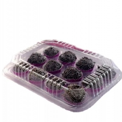 Caixa plástica com nove brigadeiros cobertos com granulado em forminhas roxas