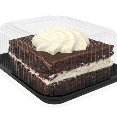 Bolo de chocolate com creme e chantilly numa embalagem de plástico transparente