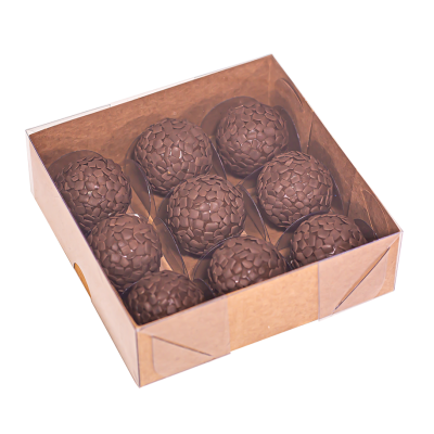 Caixa aberta com nove bombons de chocolate castanho com textura pétala