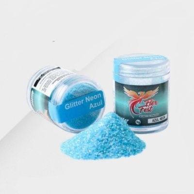 Frascos transparentes com glitter neon azul em pó com etiquetas e pó espalhado