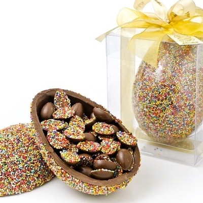 Ovo de chocolate decorado em caixa transparente com laço amarelo