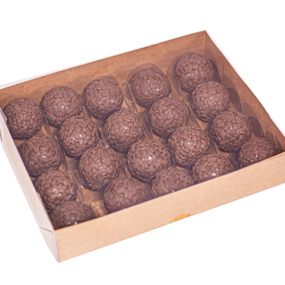 Caixa aberta com 18 bombons redondos de chocolate em tabuleiro castanho claro