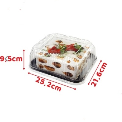 Embalagem plástica transparente com base preta para bolo quadrado com morangos.