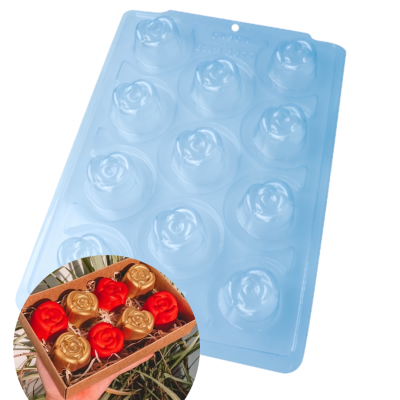 Forma de chocolates em forma de rosas em plástico azul com chocolates vermelhos e dourados na caixa