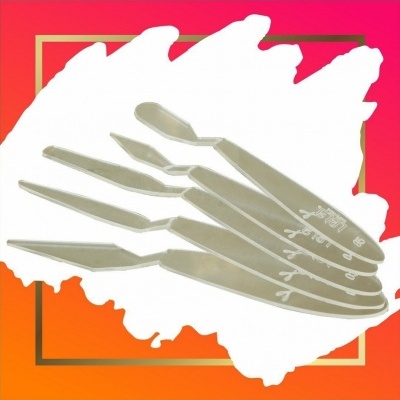 Conjunto de espátulas metálicas de vários tamanhos sobre fundo colorido