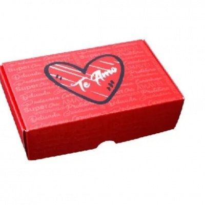 Caixa vermelha com coração e texto Te Amo