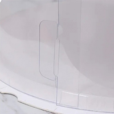 Vedação transparente de plástico com encaixe sobre superfície branca