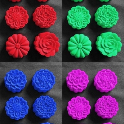 Moldes de silicone coloridos com padrões florais variados