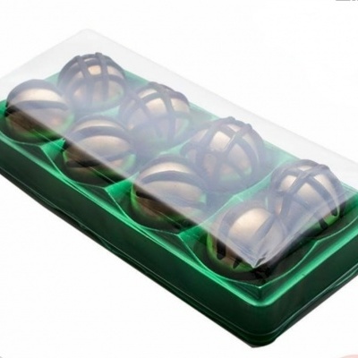 Caixa com oito bombons de chocolate ao leite decorados com chocolate preto