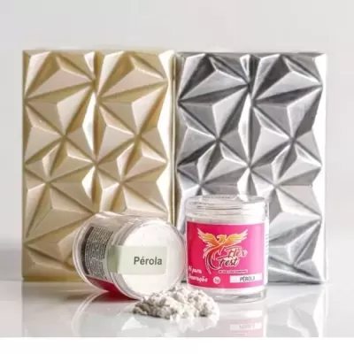 Frascos de pó branco com embalagens dourada e prateada ao fundo