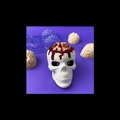 Caveira branca com sangue falso e moldes de cérebro em fundo roxo