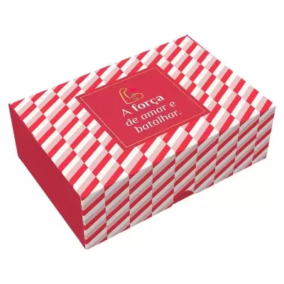 Caixa vermelha e branca com padrão e texto 'A força de amor e batadhr.'