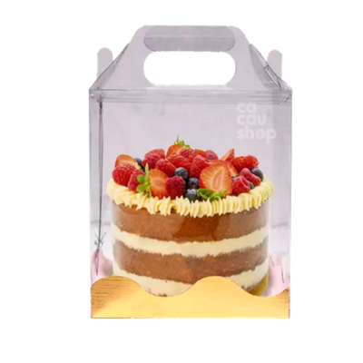 Bolo em caixa transparente com frutas vermelhas e chantilly