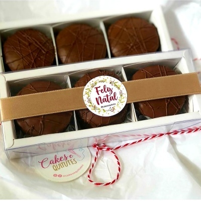 Caixa de biscoitos de chocolate com fita dourada e etiquetas de Natal