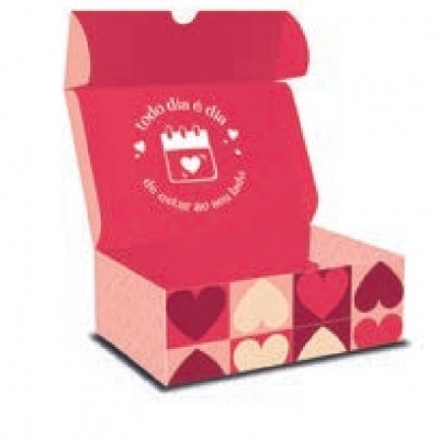 Caixa de papelão com padrão de corações e texto interno na tampa