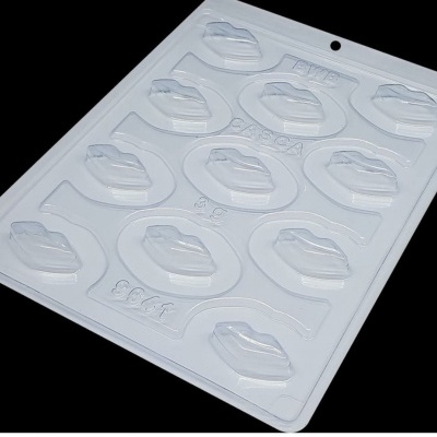 Molde de chocolate transparente com formato de lábios e texto PATO, CANDY, SWEET