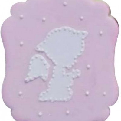 Biscoito rosa decorado com silhueta de anjo branca em relevo