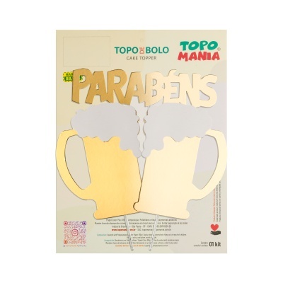 Topper bolo dourado com texto PARABÉNS e copos de cerveja espuma branca