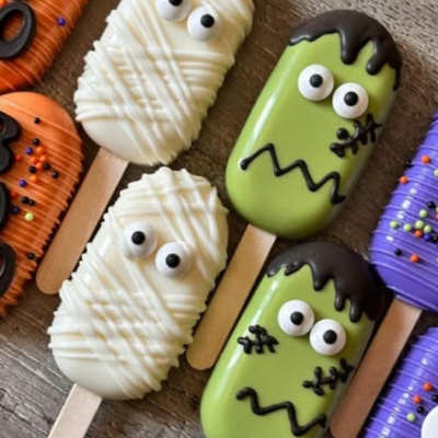 Gelados decorados como múmias e Frankenstein com olhos grandes em pauzinhos.
