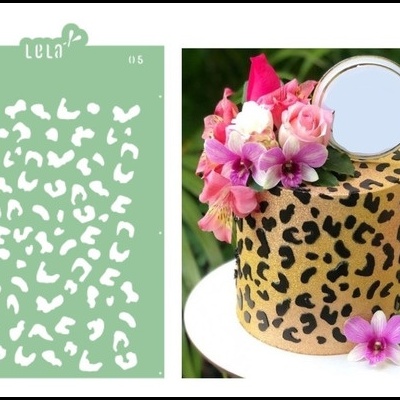 Stencil padrão de manchas leopardo e bolo decorado com padrão igual, flores e espelho
